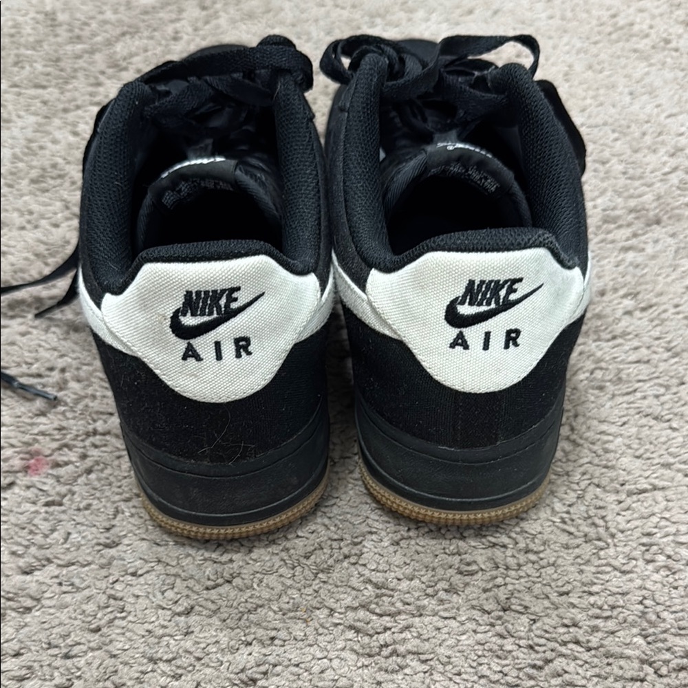 Nike Men's Black White Gum-sole Sneakers - Picture 4 of 5